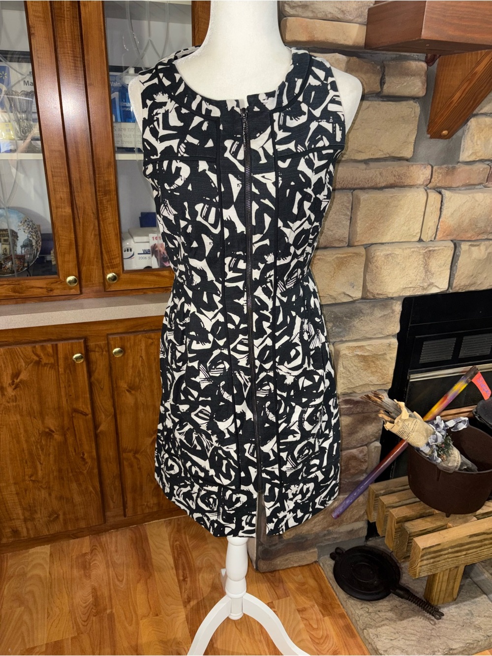 Adrianna Papell size 8 fully lined black and white sleeveless front zip dress